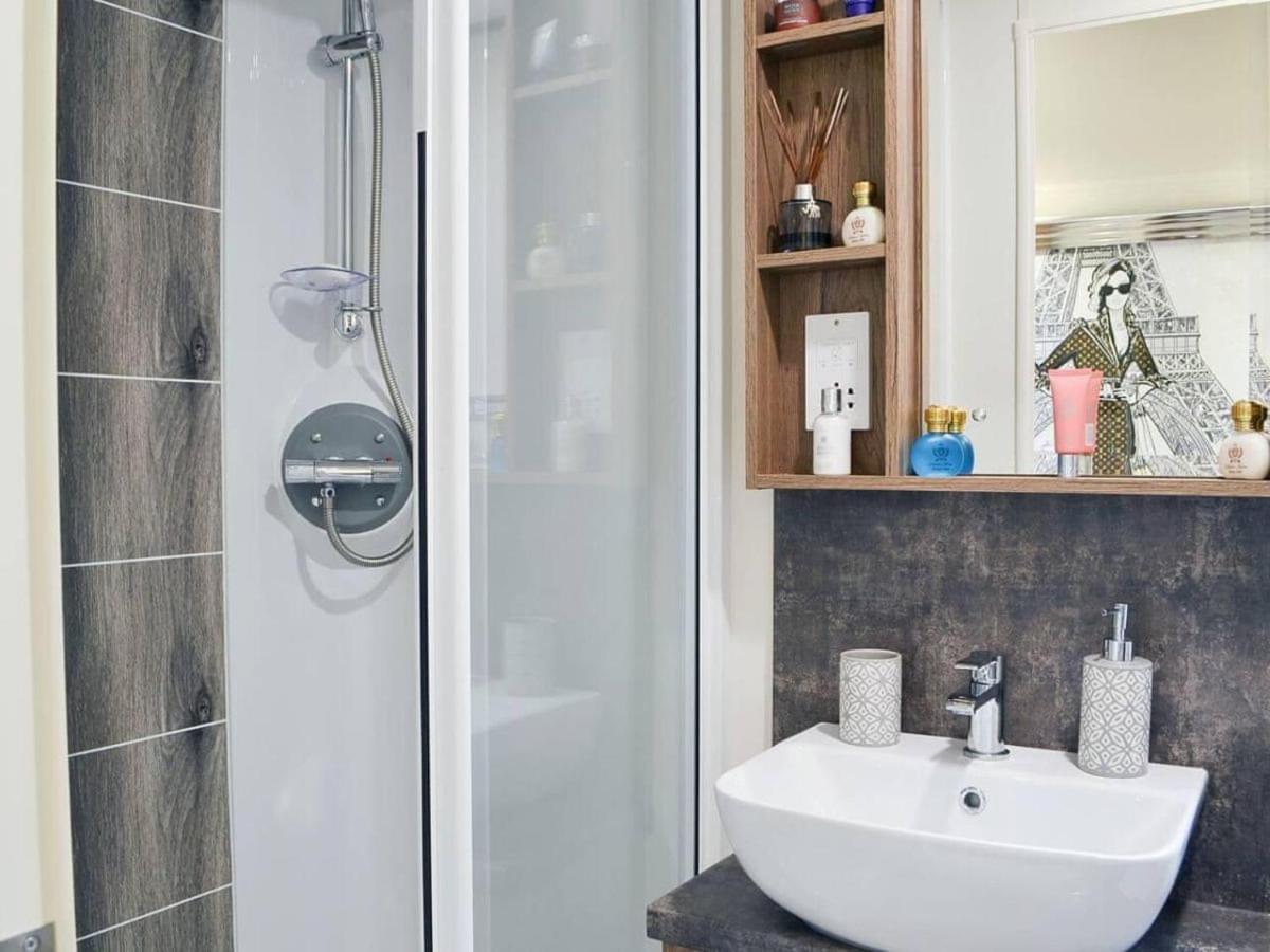 Luxury Boutique Style Lodge With Hot Tub Bridlington Bagian luar foto